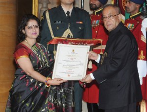 The President, Shri Pranab Mukherjee presenting the Rani Gaidinliu Zeliang Award to Dr. Vartika Nanda (Delhi), at the presentation of Stree Shakti Puraskar 2013 on the occasion of International Womens Day, at Rashtrapati Bhavan, in New Delhi on March 08, 2014.